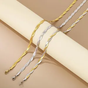 Λεπτομερής προβολή τριών πλεκτών αλυσίδων φιδιού από ατσάλι σε χρυσό και ασήμι
