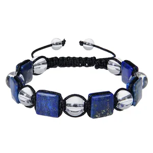 Detailansicht des 10mm quadratischen Stein- und Kristallperlenarmbands zum Verstellen