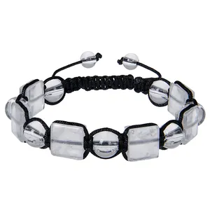 Detailaufnahme der weißen quadratischen Kristallperlen an einem schwarzen Armband