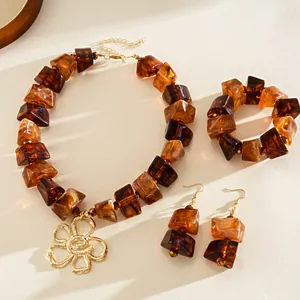 Vintage Bernsteinschmuck-Set aus Acryl mit geschliffenen Blöcken und Goldblumenanhänger