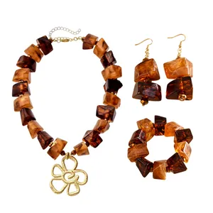 Geometrisches Acryl-Schmuckset im Retro-Stil mit Bernsteinperlen und goldener Blume