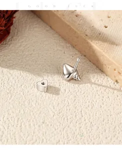 Detailed macro view showing the S925 sterling silver threaded heart stud earring components.