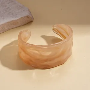 Minimalistisches breites Acryl-Armband mit unregelmäßiger Wellentextur in Aprikose