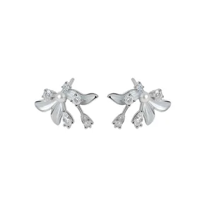 Elegantes pendientes de botón florales plateados con circonitas y perlas blancas.