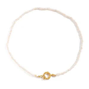 Collier élégant en perles d'eau douce avec fermoir à ressort doré au design vintage chic