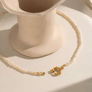 Détail macro d'un collier de perles d'eau douce avec fermoir doré de style français