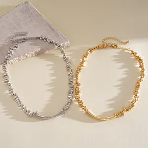 Detailaufnahme von unregelmäßigen geometrischen Nugget-Halsketten in Gold und Silber