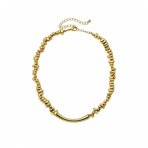 Elegante goldene Halskette mit unregelmäßigen Metallperlen und gebogenem Stab