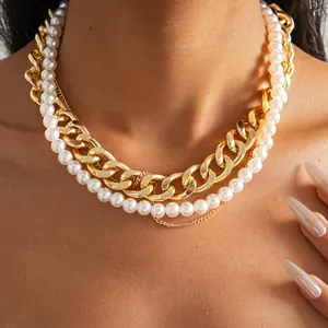 Detailansicht der mehrlagigen Choker-Halskette mit dicken Goldketten und Perlen