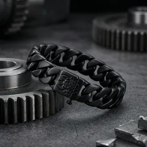 Detailaufnahme von schwerem matt schwarzem Edelstahl-Panzerarmband auf Industrie-Zahnrädern
