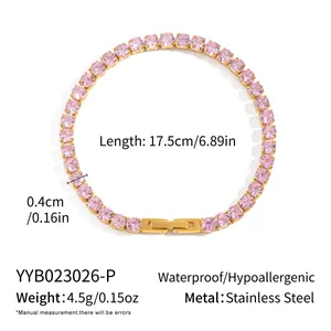 Détail d'un bracelet tennis en acier inoxydable plaqué or 18K avec zircons roses