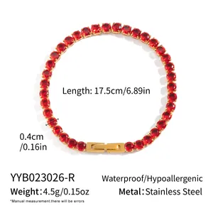 Détail du bracelet tennis en acier inoxydable doré à l'or 18 carats avec zircons rouges