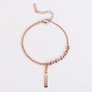Vue détaillée d'un bracelet en or rose avec pendentif barre d'or minimaliste chic