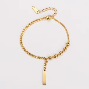 Gros plan d'un bracelet lingot d'or avec maillons grains de café et étiquette 18KGP