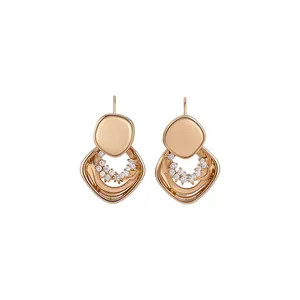 Eleganti orecchini a pendente a rombo placcati oro rosa con brillanti pietre di zircone.