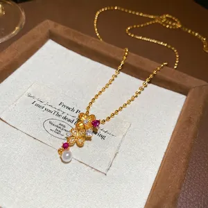 Elegante collar de flores chapado en oro de 24 quilates con circonitas y colgante de perlas.