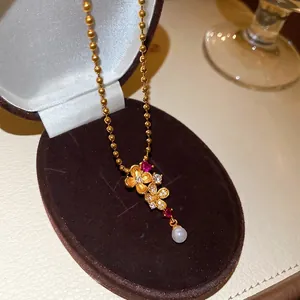 Elegante collar con colgante de flor bañado en oro de 24k con circonitas y perla