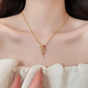 Detalle de collar chapado en oro de 24k con colgante de flor de perla y circón en modelo