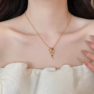Elegante collar bañado en oro de 24k con colgante de flor de circón y perla en modelo