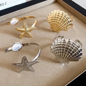 Set aus gold- und silberfarbenen Armreifen mit Seestern- und Muscheldesign für Damen