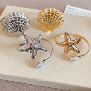 Maritime Armreifen mit Seestern und Muschel in Gold- und Silberoptik