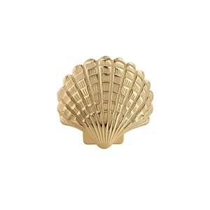 Eleganter goldener Muschelarmreif mit einer detaillierten polierten Metallstruktur im Design