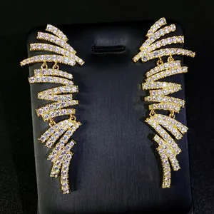 Boucles d'oreilles pendantes zigzag dorées avec pavé de zircons cubiques étincelants.