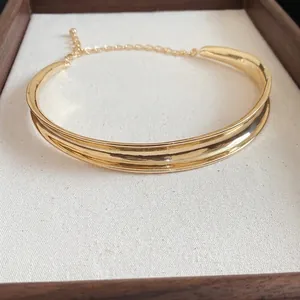Elegante collana girocollo in metallo dorato lucido con catena regolabile da donna