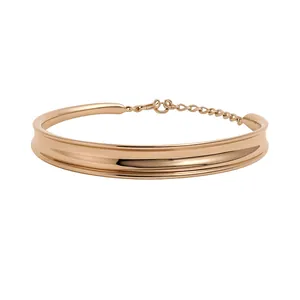 Elegante girocollo minimalista in metallo oro rosa con design concavo lucido e liscio