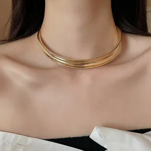 Elegante collana girocollo in metallo dorato liscio gioielli minimal per donna