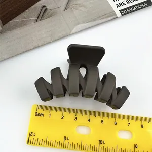 Pinza per capelli francese marrone opaco con design a onde e misura di 8cm