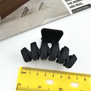 Molla per capelli nera opaca a onde lunga 8 cm mostrata con righello di misura