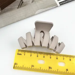 Grande molletta per capelli geometrica color moka opaco con misura di 8cm