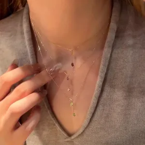 Collier doré à trois rangs avec pendentifs en zircon coloré en forme de goutte d'eau