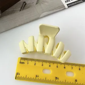 Dettaglio molletta per capelli giallo opaco da 8cm con righello di misurazione