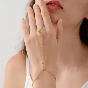 Bracelet bague élégant plaqué or 18 carats avec oxydes de zirconium sur main de femme