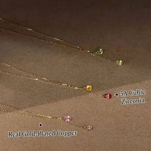 Collier fin rétro français plaqué or avec pendentifs scintillants en zircon 5A