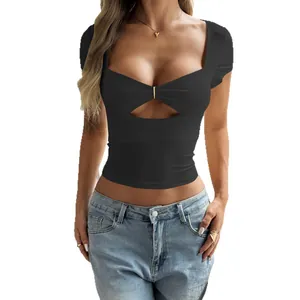 Sexy schwarzes eng anliegendes Damen-T-Shirt mit Karree-Ausschnitt und Cut-Out-Ring-Detail