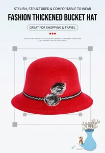 Détail d'un chapeau cloche d'hiver rouge en fausse fourrure avec pompon décoratif