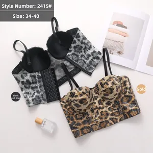 Dettaglio del corsetto leopardato con paillettes, spalline regolabili e chiusura a gancio