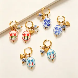 Vintage Keramik-Ohrringe mit handbemalten Tulpen und goldenen Herzanhängern