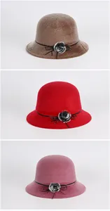 Détails des chapeaux cloche d'hiver en camel, rouge et rose avec pompon en fourrure