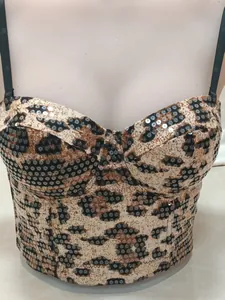 Dettaglio del corsetto leopardato con paillettes lucide e spalline regolabili