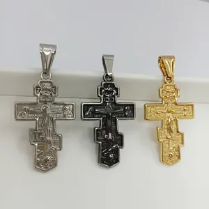 Trois pendentifs croix minimalistes en acier inoxydable en finitions argent, or et noir