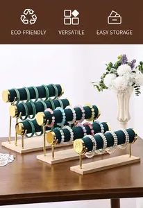 Porte-bijoux à trois niveaux en velours vert avec support doré et socle en bois massif