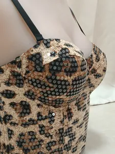Dettaglio del corsetto leopardato con paillettes luccicanti e spalline sottili