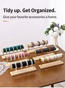 Détail des supports de bracelets en velours multicolore avec tiges dorées et socle bois