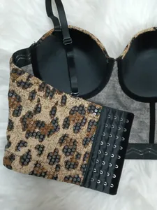Dettaglio corsetto leopardato con paillettes, spalline regolabili e chiusura posteriore a ganci