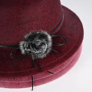Chapeau cloche d'hiver en fausse fourrure bordeaux pour femme avec détail de nœud