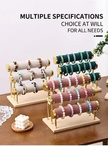 Gros plan du présentoir à bijoux à plusieurs niveaux avec cadre doré et base en bois